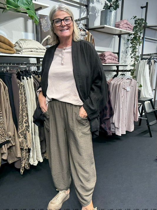 Lise  plussize cardigan let og med lommer som fåes i flere farver.
