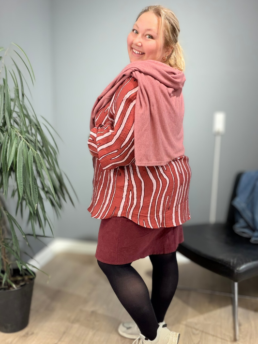Lizzy plus size fløjlsnederdel til kvinder med kurver – kort model i blødt fløjl, designet til en smuk og komfortabel pasform.