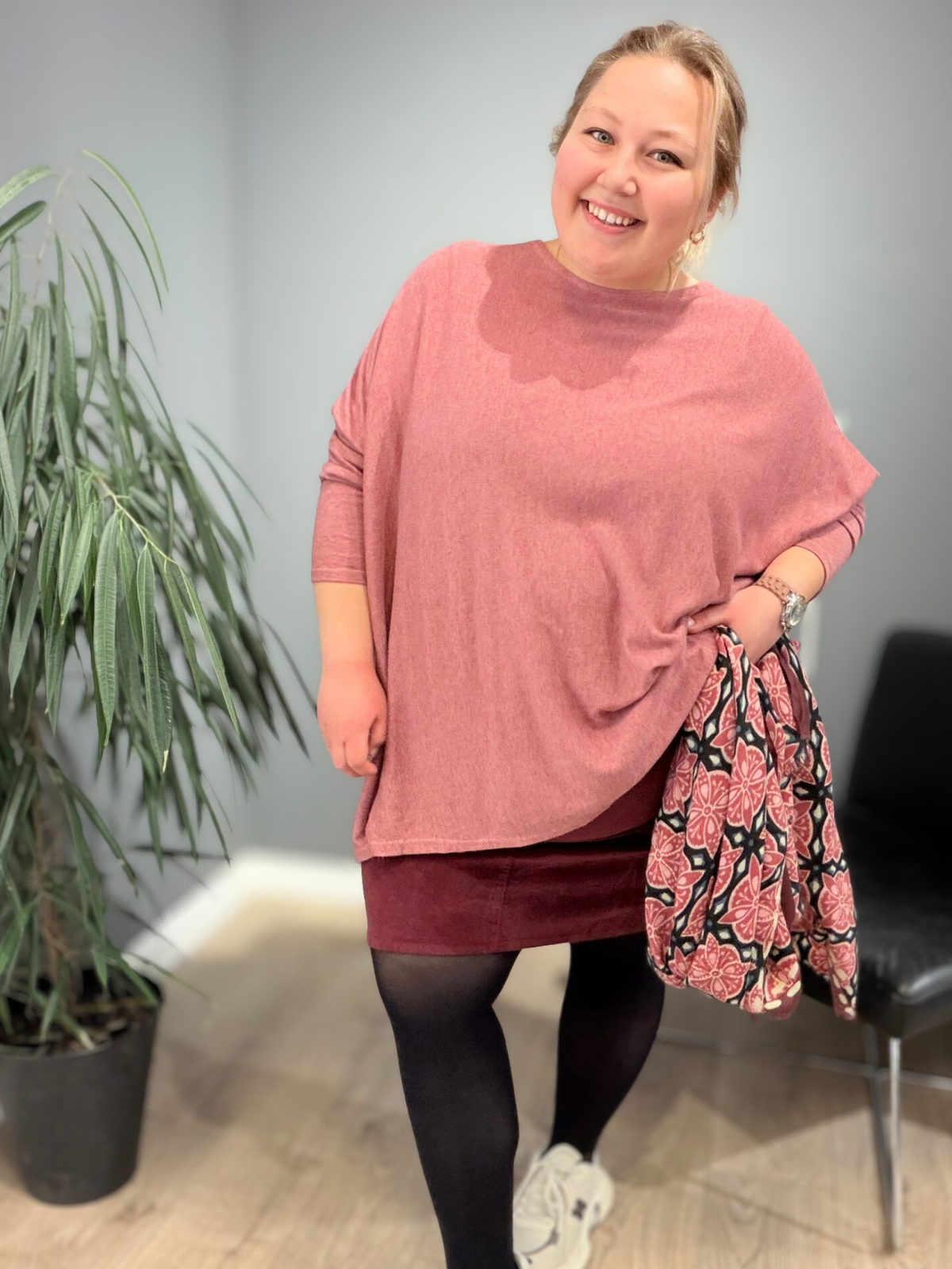 Lizzy plus size fløjlsnederdel til kvinder med kurver – kort model i blødt fløjl, designet til en smuk og komfortabel pasform.