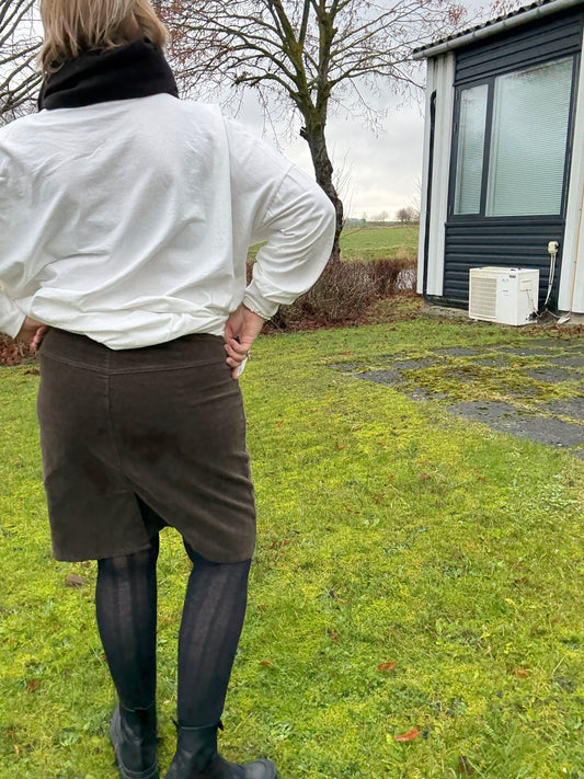 "Lizzy plussize fløjlsnederdel til kvinder med kurver – kort model i blødt fløjl, designet til en smuk og komfortabel pasform.