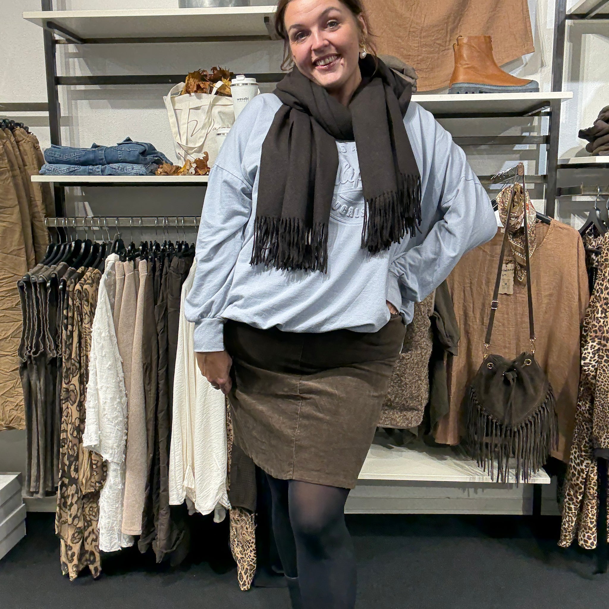 "Lizzy plussize fløjlsnederdel til kvinder med kurver – kort model i blødt fløjl, designet til en smuk og komfortabel pasform.