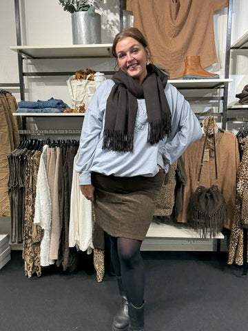 "Lizzy plussize fløjlsnederdel til kvinder med kurver – kort model i blødt fløjl, designet til en smuk og komfortabel pasform.