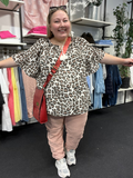 Loana tunika i blød blekvalitet plussize bluse er i lilla, sort og pink plussize fra sigensgaard.dk