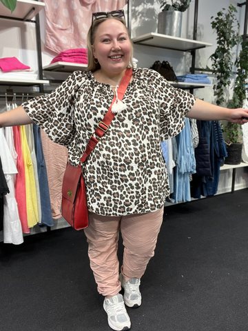 Loana tunika i blød blekvalitet plussize bluse er i lilla, sort og pink plussize fra sigensgaard.dk