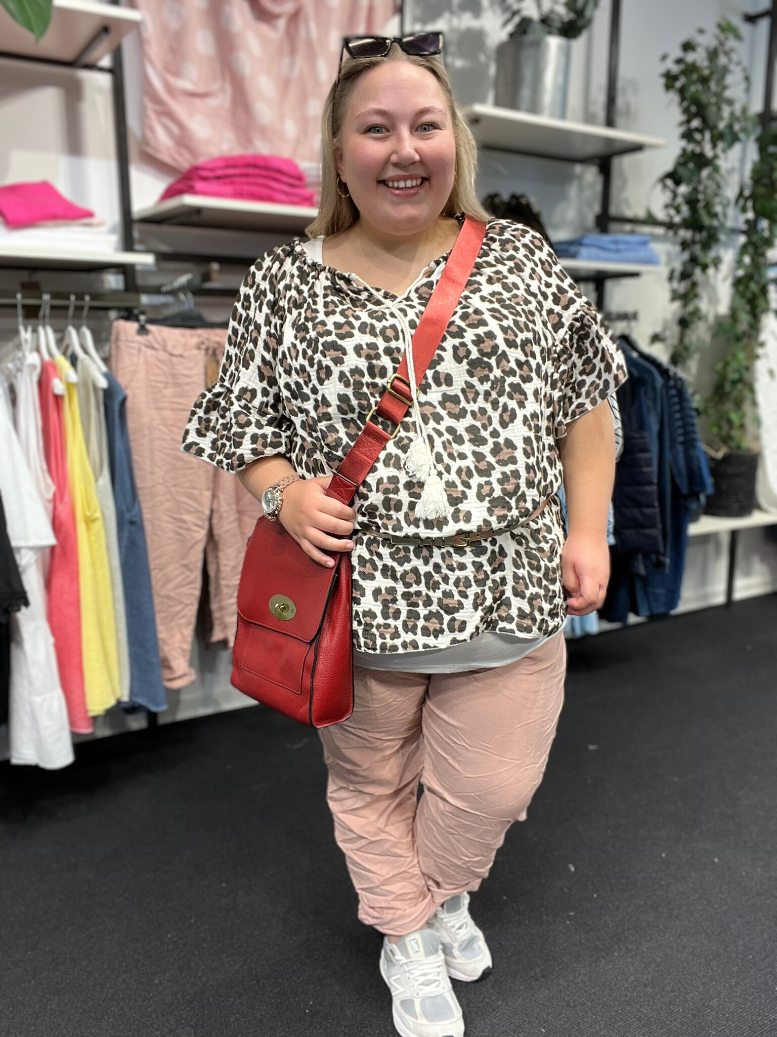 Loana tunika i blød blekvalitet plussize bluse er i lilla, sort og pink plussize fra sigensgaard.dk