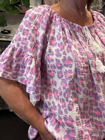 Loana tunika i blød blekvalitet plussize bluse er i lilla og pink plussize fra sigensgaard.dk