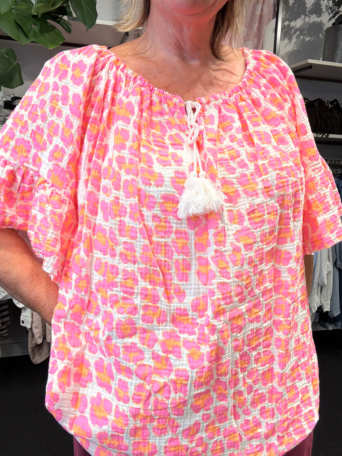 Loana tunika i blød ble-kvalitet plus size bluse er i lilla og pink plus size fra sigensgaard.dk. 

Billedet er genereret vha. AI-teknologi.