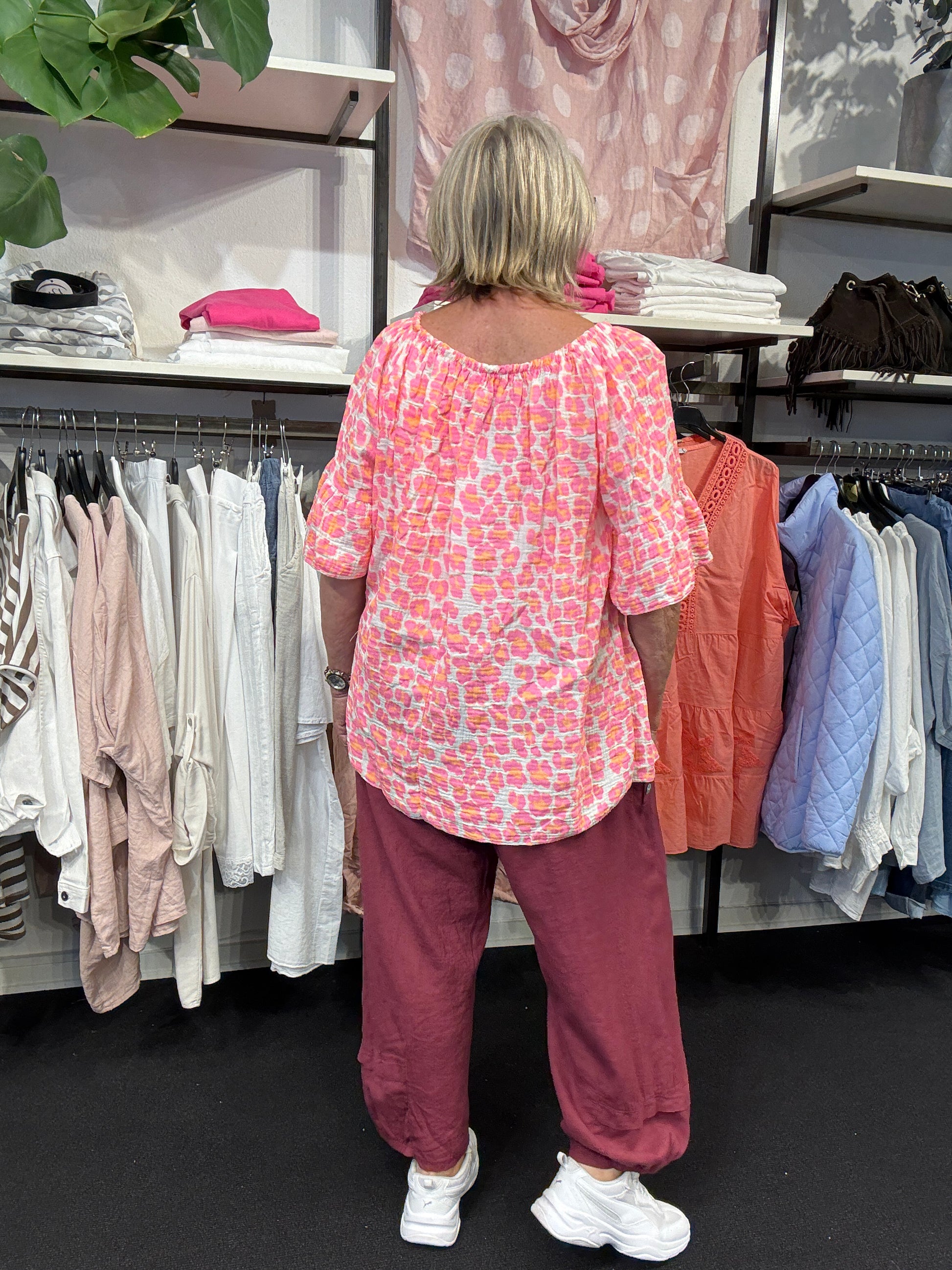 Loana tunika i blød blekvalitet plussize bluse er i lilla og pink plussize fra sigensgaard.dk