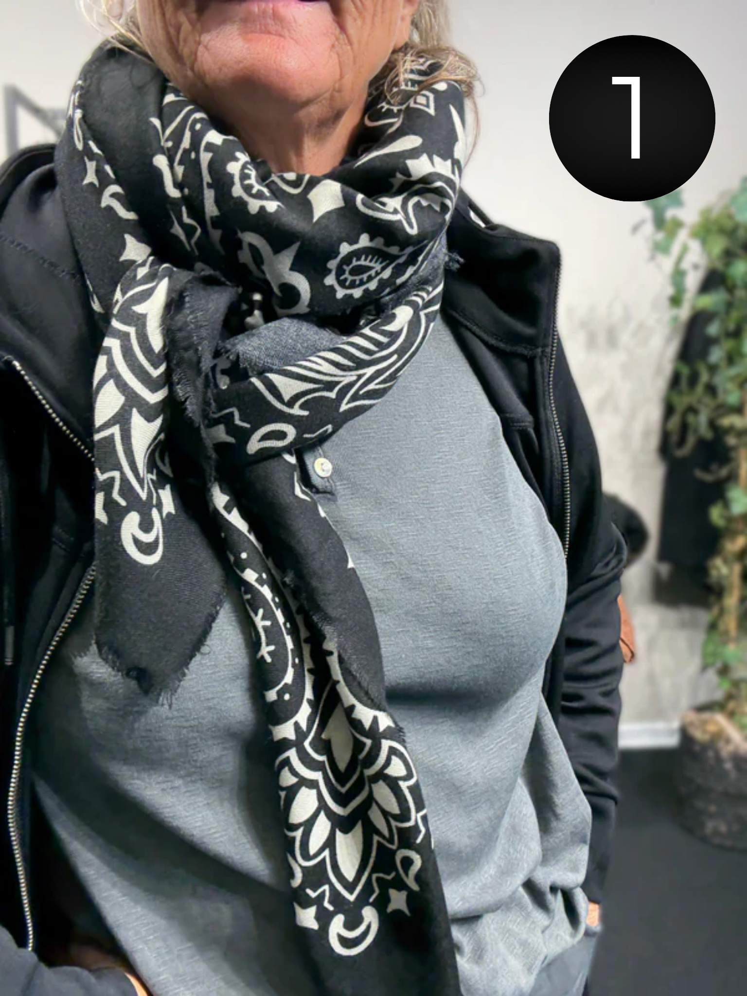 Flot mønstret viskose tørklæde, som er klædeligt til rigtig mange ting, da det er simpelt, men alligevel kan give det ekstra pynt til dine sæt.