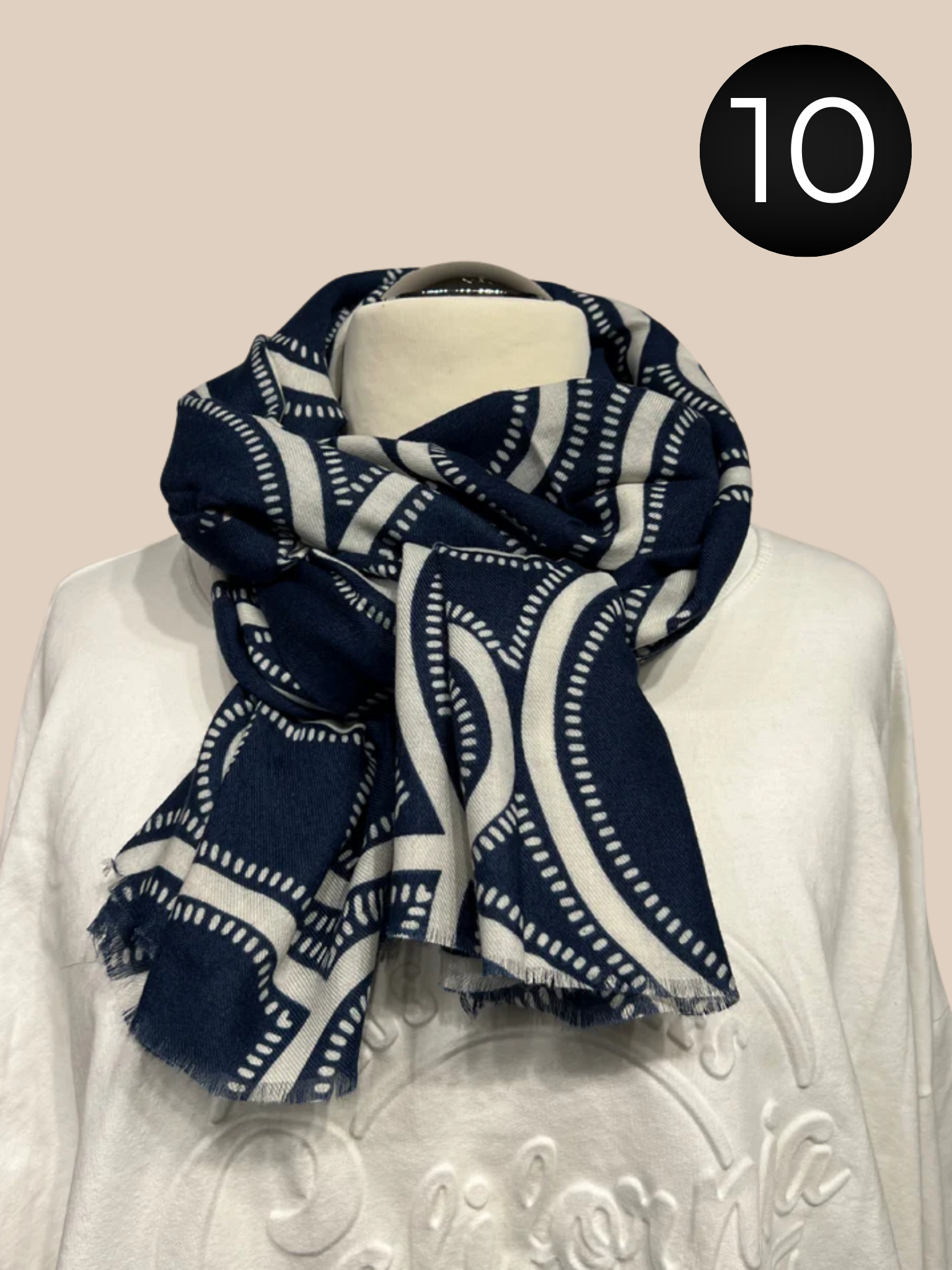 Flot mønstret viskose tørklæde, som er klædeligt til rigtig mange ting, da det er simpelt, men alligevel kan give det ekstra pynt til dine sæt.