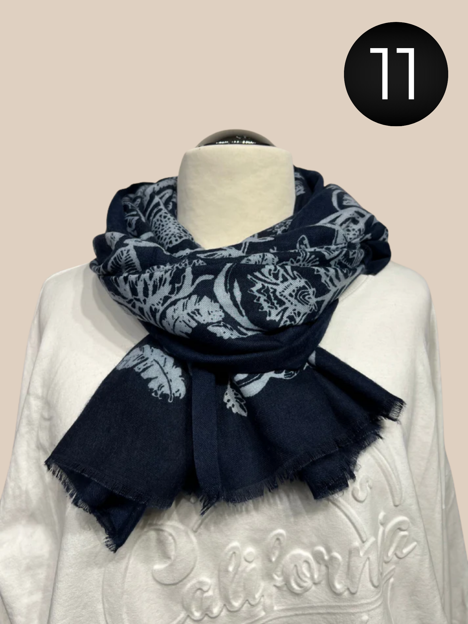 Flot mønstret viskose tørklæde, som er klædeligt til rigtig mange ting, da det er simpelt, men alligevel kan give det ekstra pynt til dine sæt.