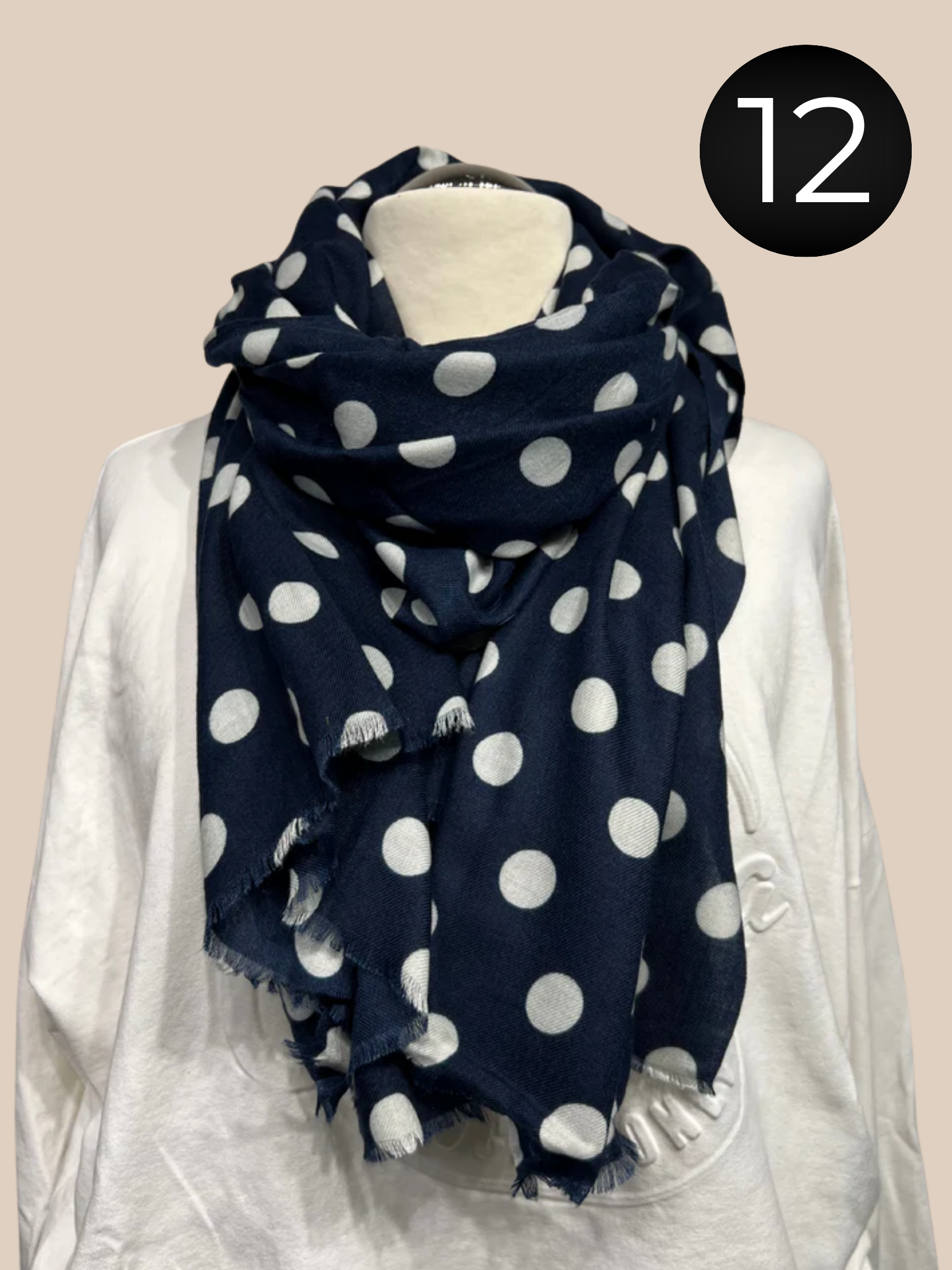 Flot mønstret viskose tørklæde, som er klædeligt til rigtig mange ting, da det er simpelt, men alligevel kan give det ekstra pynt til dine sæt.