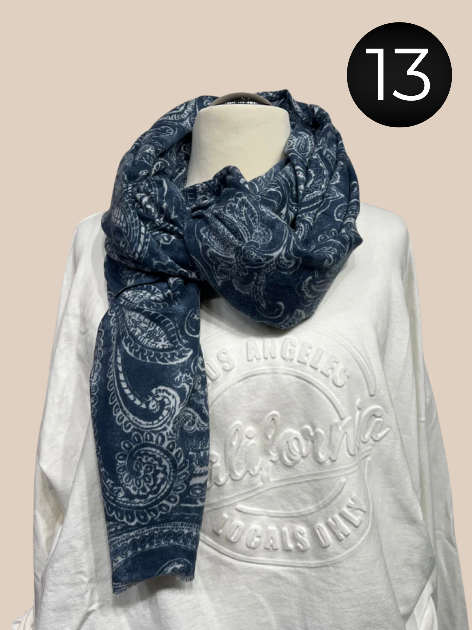 Flot mønstret viskose tørklæde, som er klædeligt til rigtig mange ting, da det er simpelt, men alligevel kan give det ekstra pynt til dine sæt.