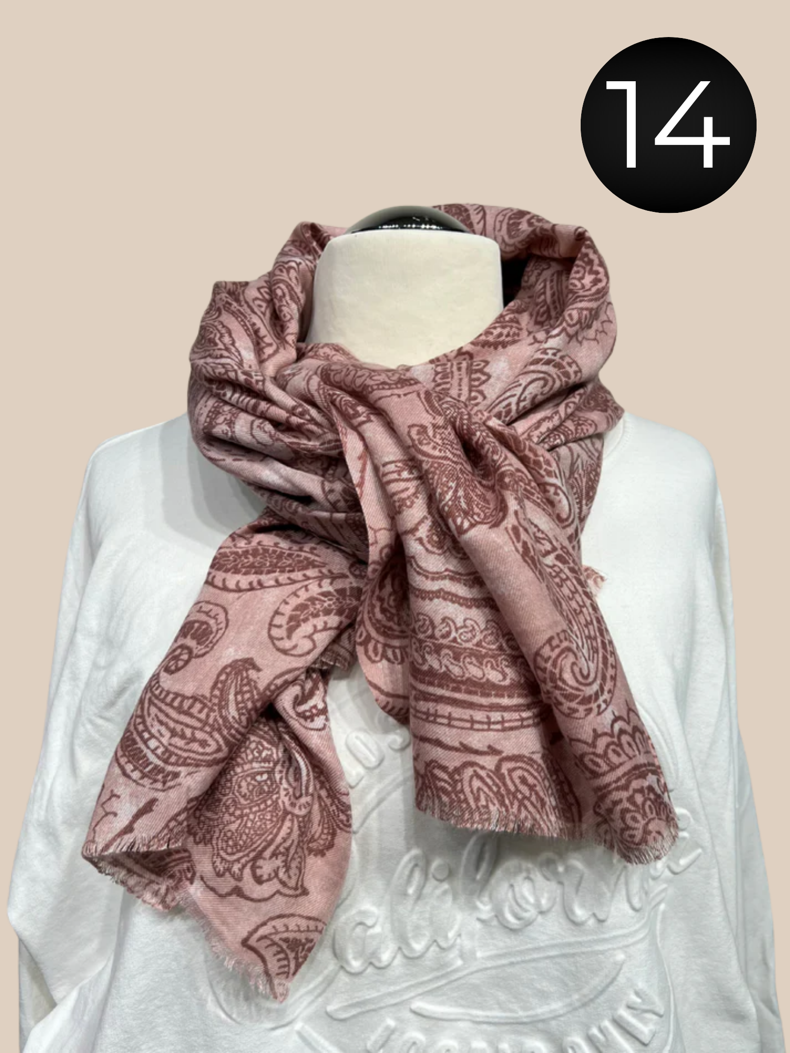 Flot mønstret viskose tørklæde, som er klædeligt til rigtig mange ting, da det er simpelt, men alligevel kan give det ekstra pynt til dine sæt.