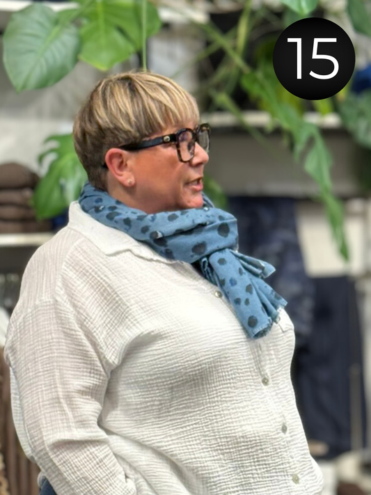 Flot mønstret viskose tørklæde, som er klædeligt til rigtig mange ting, da det er simpelt, men alligevel kan give det ekstra pynt til dine sæt.