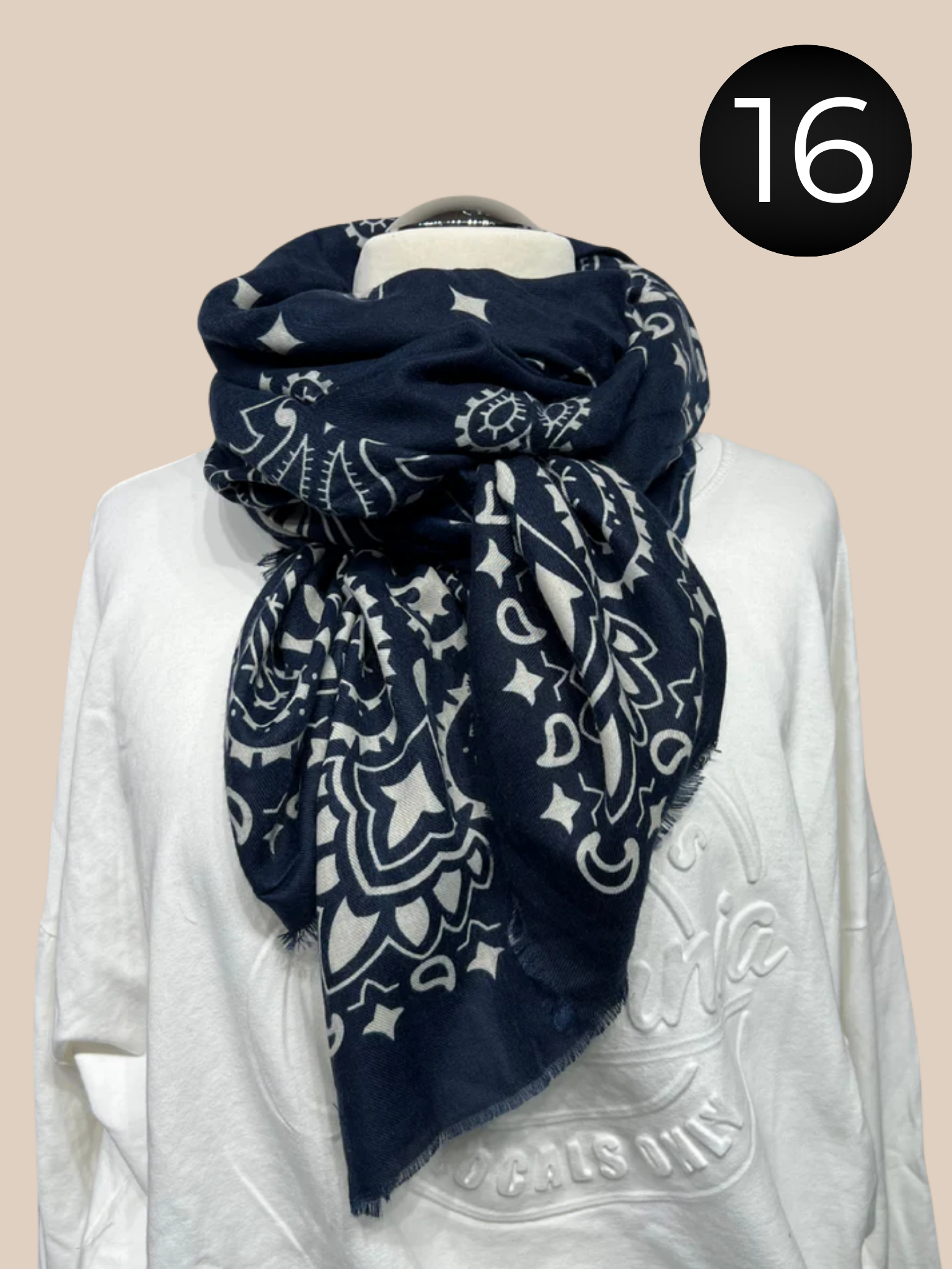 Flot mønstret viskose tørklæde, som er klædeligt til rigtig mange ting, da det er simpelt, men alligevel kan give det ekstra pynt til dine sæt.