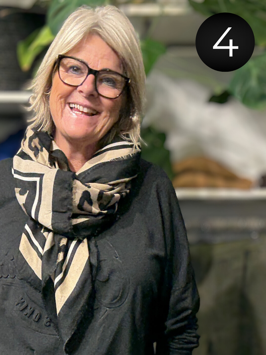 Flot mønstret viskose tørklæde, som er klædeligt til rigtig mange ting, da det er simpelt, men alligevel kan give det ekstra pynt til dine sæt.