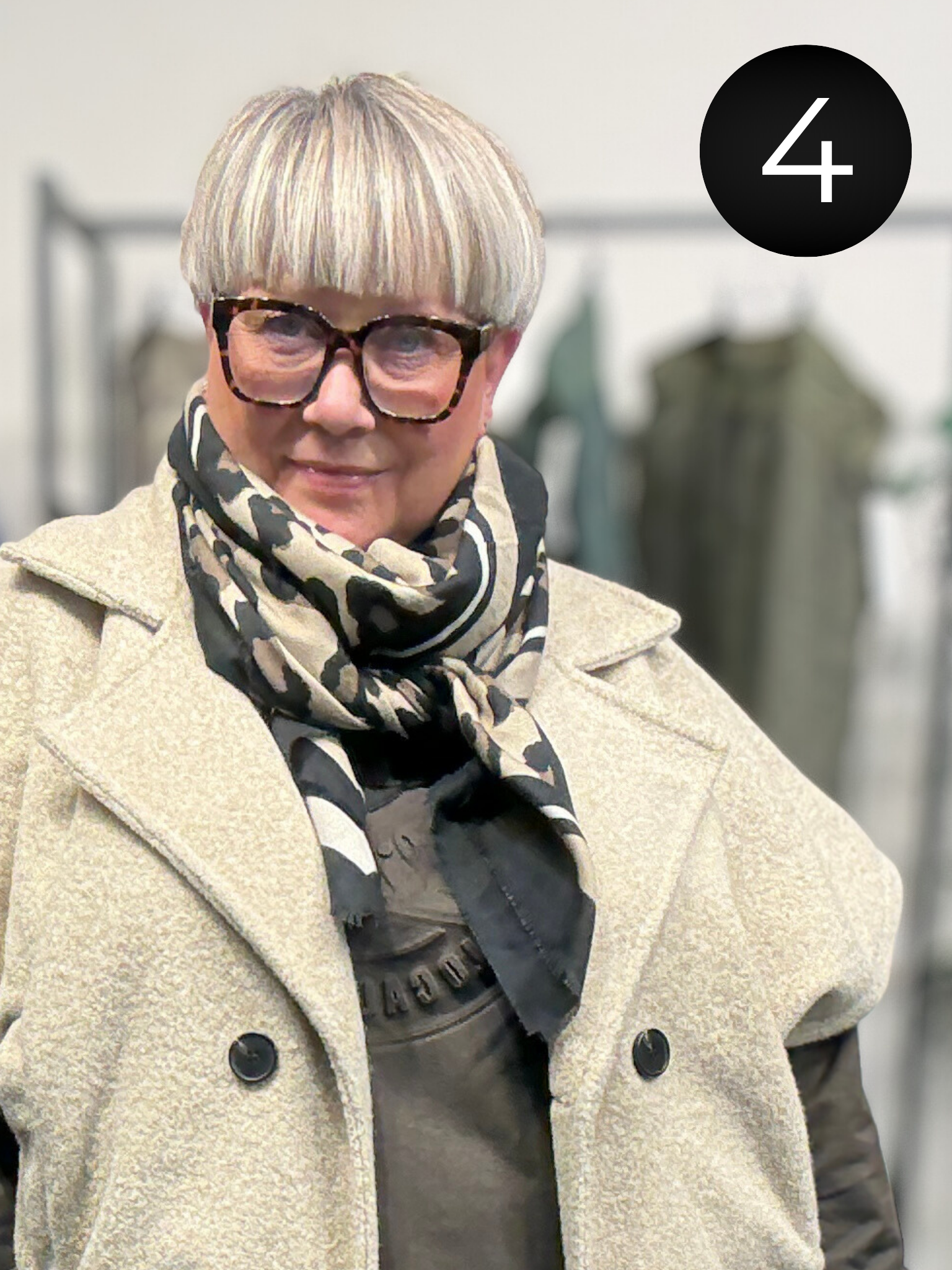 Flot mønstret viskose tørklæde, som er klædeligt til rigtig mange ting, da det er simpelt, men alligevel kan give det ekstra pynt til dine sæt.