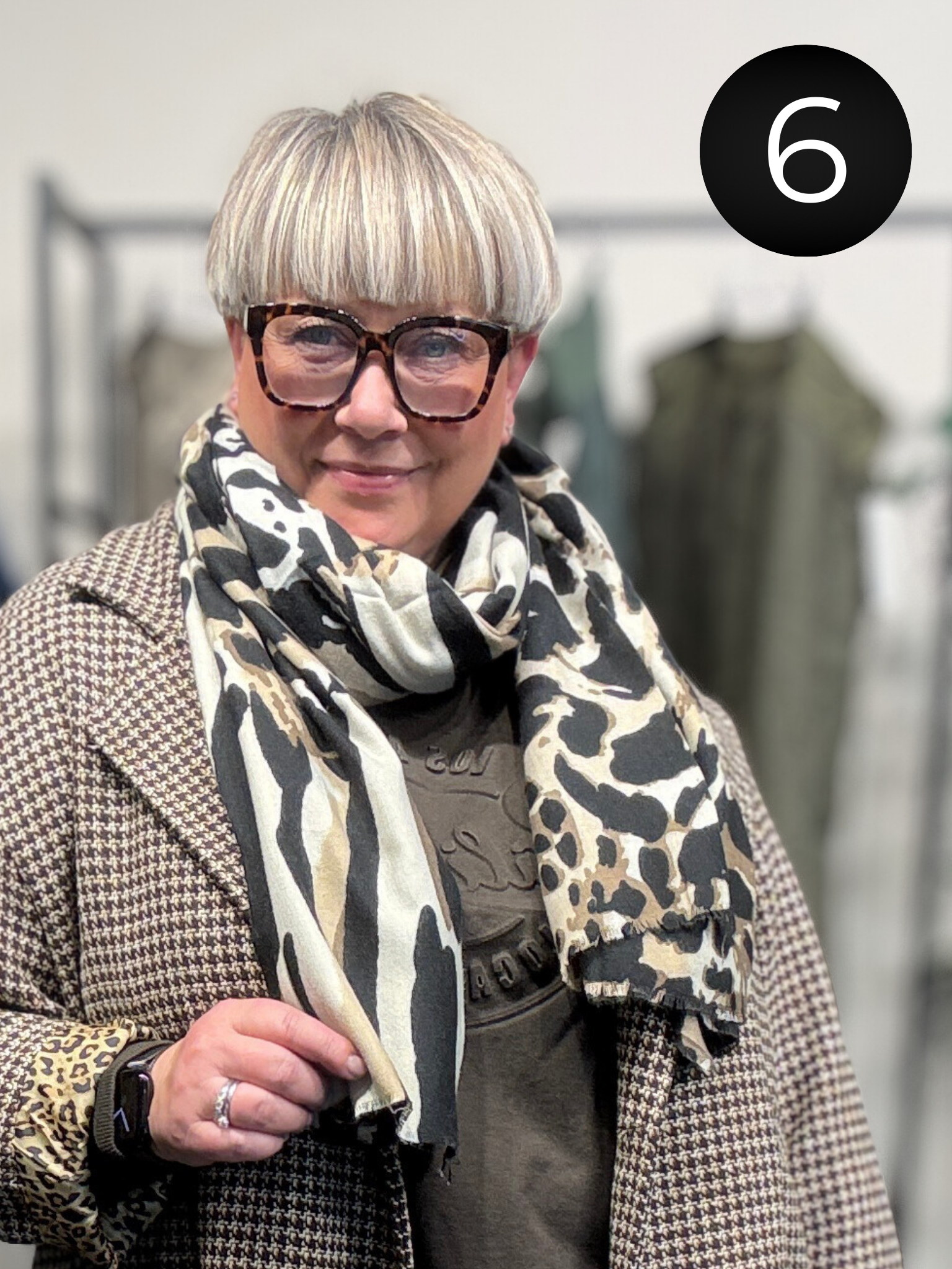 Flot mønstret viskose tørklæde, som er klædeligt til rigtig mange ting, da det er simpelt, men alligevel kan give det ekstra pynt til dine sæt.