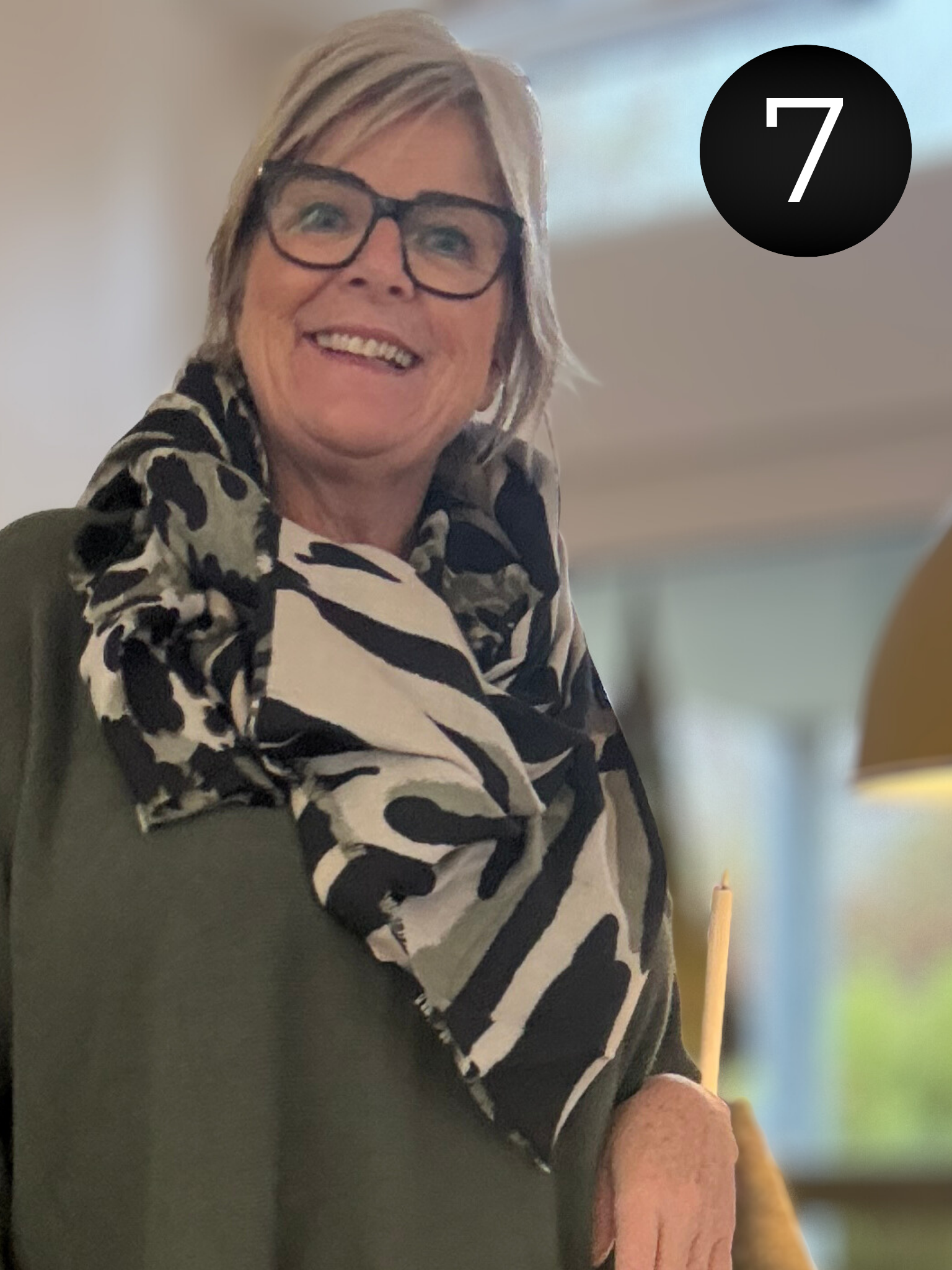 Flot mønstret viskose tørklæde, som er klædeligt til rigtig mange ting, da det er simpelt, men alligevel kan give det ekstra pynt til dine sæt.