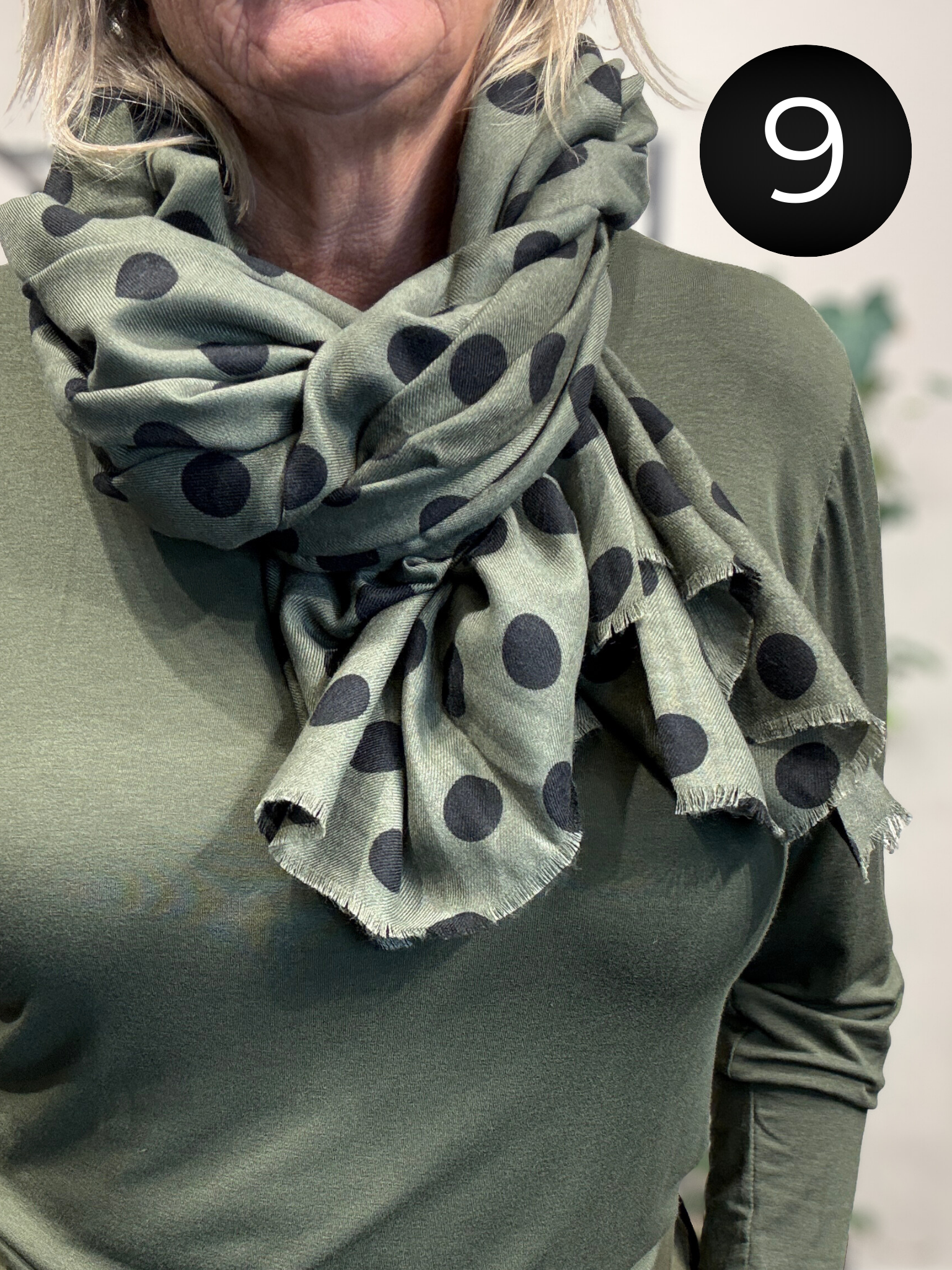 Flot mønstret viskose tørklæde, som er klædeligt til rigtig mange ting, da det er simpelt, men alligevel kan give det ekstra pynt til dine sæt.