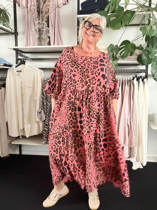 Lolli leopard kjole i flere forskellig farver faldet flot rund i hals kort ærme og det bedste er at der er lommer i hver side,flot lang kjole til pluspiger.