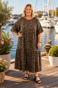 Lolli kjolen er den perfekte kombination af komfort og stil. Den flotte leopardprintede kjole har en løs og rummelig pasform, som falder smukt og giver masser af bevægelsesfrihed.

Designet med rund hals, korte løse ærmer og fine skæringer, der skaber et feminint og let udtryk. Den bløde og lette kvalitet gør kjolen behagelig at have på hele dagen, uanset om du skal på arbejde, cafébesøg eller til festlige lejligheder. billed er Ai generet