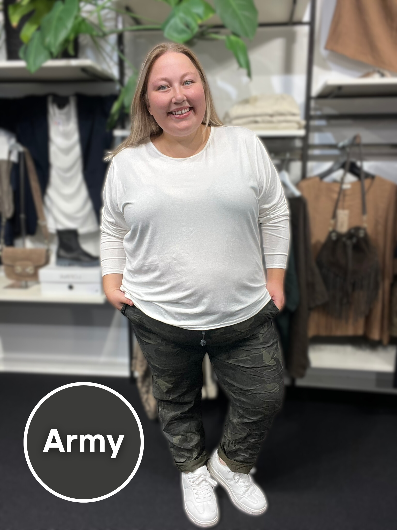 Smart plus size buks i camouflage print. De findes i flere forskellige farver og er god til dig som fylder både foran og bagtil.