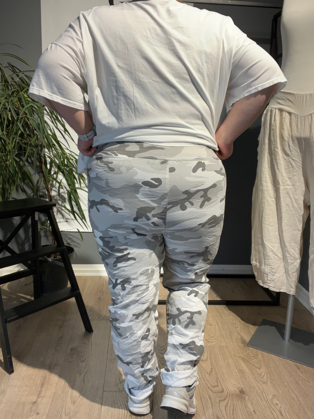 Den populære Lotte buks, nu med mere plads op over mave og numse. Den er til dig som fylder godt opover og gerne vil ha' lidt ekstra plads til dine lår.

Buksen er perfekt til plus size kvinden som elsker en camouflage buks med en god mængde stræk. 
