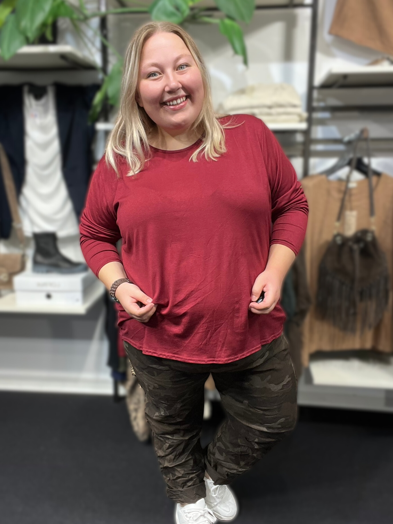 Lækker viskose t-shirt som er perfekt at bruge for sig selv, men også under dine andre overdele. Her ses den i en flot bordeaux.