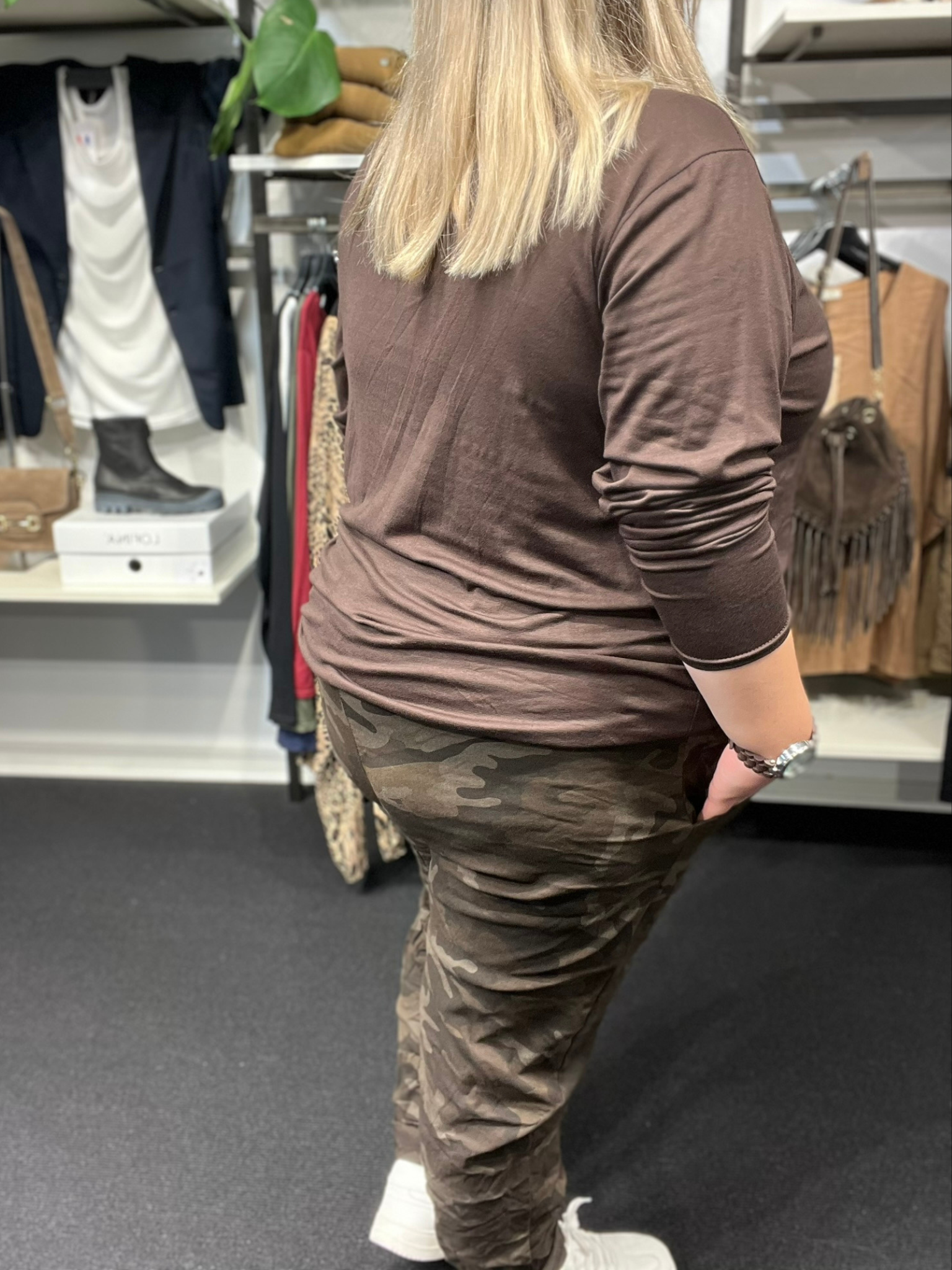 Smart plus size buks i camouflage print. De findes i flere forskellige farver og er god til dig som fylder både foran og bagtil.