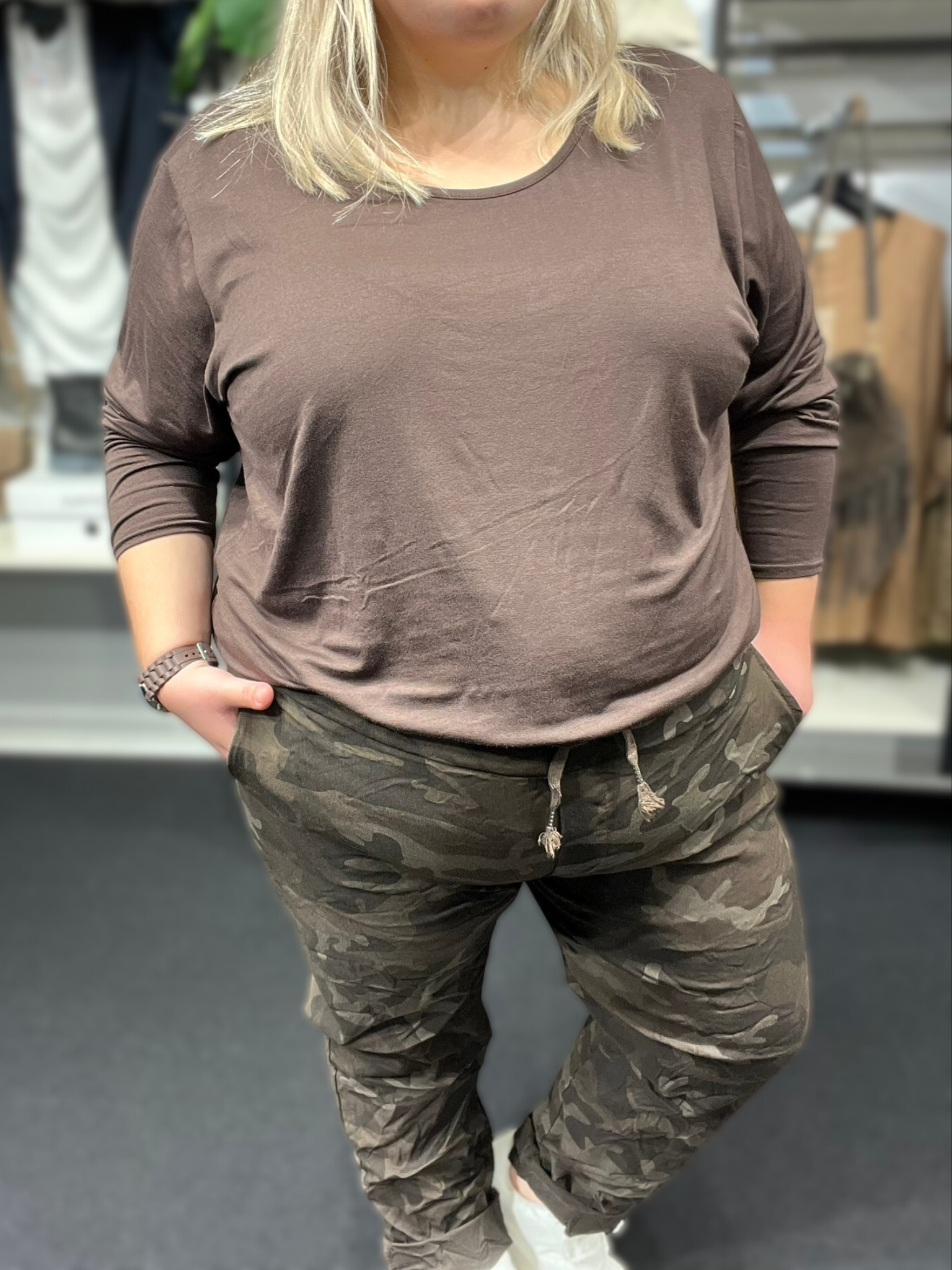 Lækker plus size viskose t-shirt som er perfekt at bruge for sig selv, men også under dine andre overdele. Her ses den i brun.