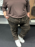 Smart plus size buks i camouflage print. De findes i flere forskellige farver og er god til dig som fylder både foran og bagtil.