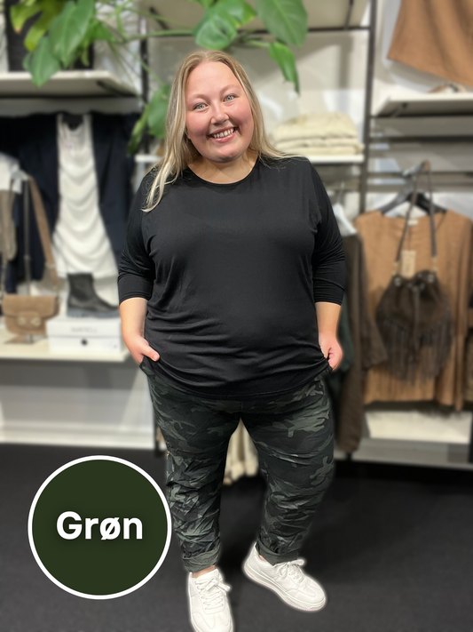 Smart plus size buks i camouflage print. De findes i flere forskellige farver og er god til dig som fylder både foran og bagtil.