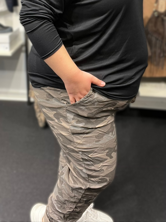 Smart plus size buks i camouflage print. De findes i flere forskellige farver og er god til dig som fylder både foran og bagtil.