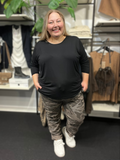 Smart plus size buks i camouflage print. De findes i flere forskellige farver og er god til dig som fylder både foran og bagtil.