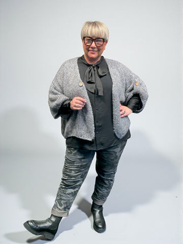 Lotte leopardbuks til pluspiger – fås i mange flotte farver hos Sigensgaard.dk.