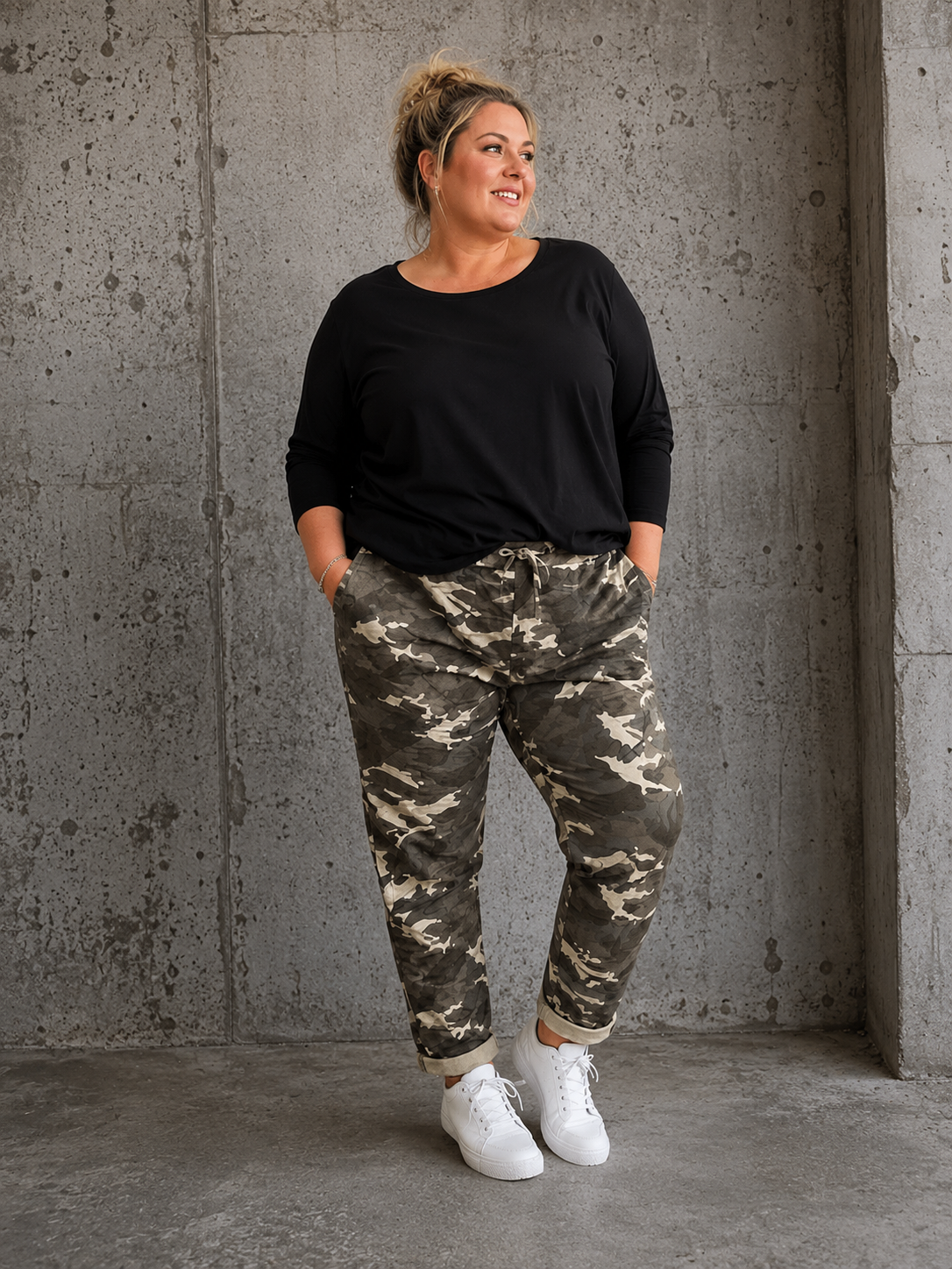 Den populære Lotte buks, nu med mere plads op over mave og numse. Den er til dig som fylder godt opover og gerne vil ha' lidt ekstra plads til dine lår.

Buksen er perfekt til plus size kvinden som elsker en camouflage buks med en god mængde stræk. 

Billedet er genereret vha. AI-teknologi for at vise buksen på en 