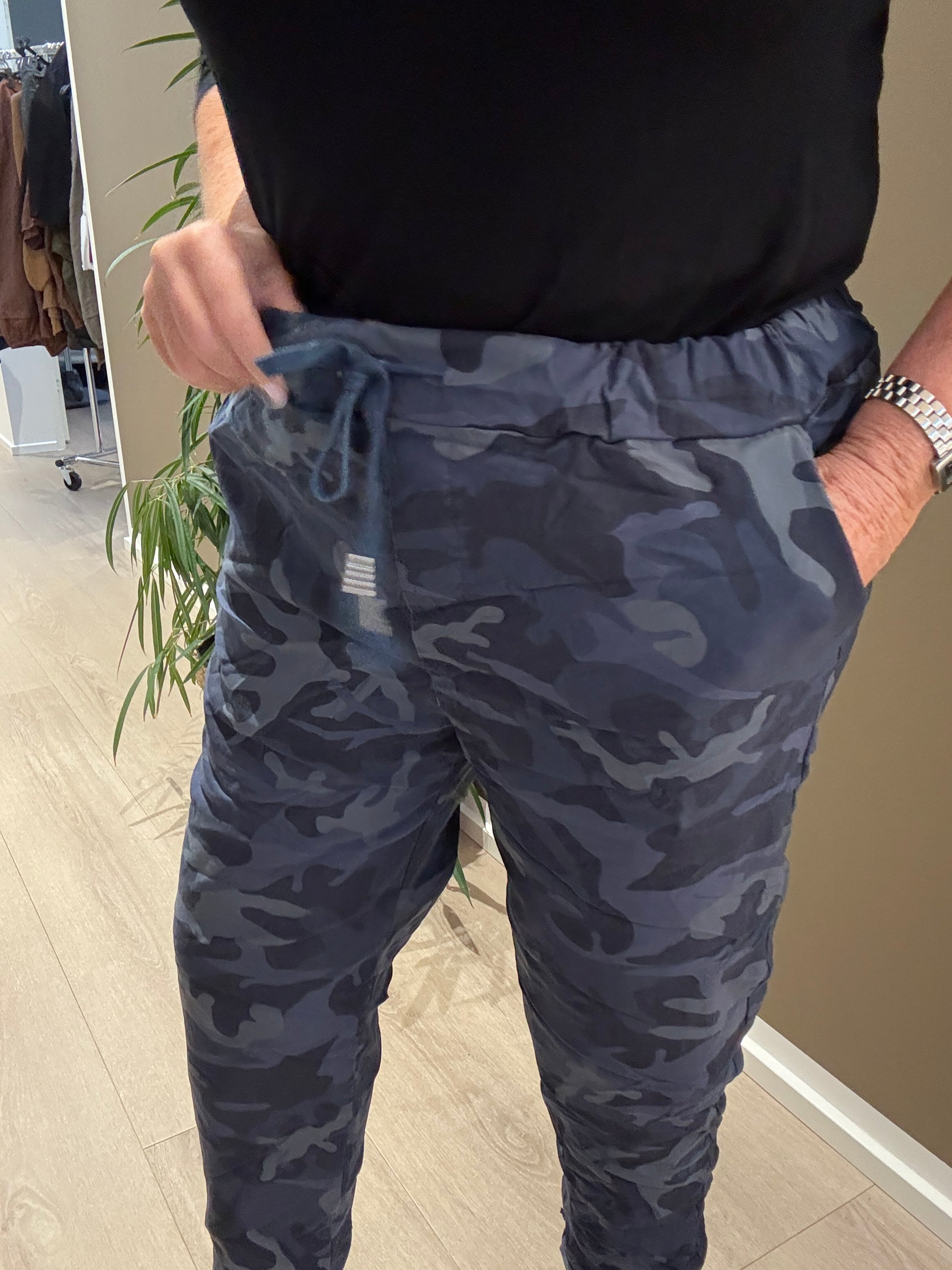 Lotte hyggebuks er en af vores bedste solgte bukser perfekt til mange plussiger der ikke har for lange ben,denne er blå camoflage.