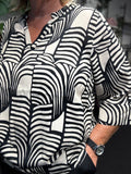 Printet bluse med v-hals, rund flæse-krave og brede korte ærmer, som går lige til albuen. Den er i en tynd viskose kvalitet, som gør at den er lækker at have på. Den er perfekt til plus size pigen da den går helt op til en str. 58. 
