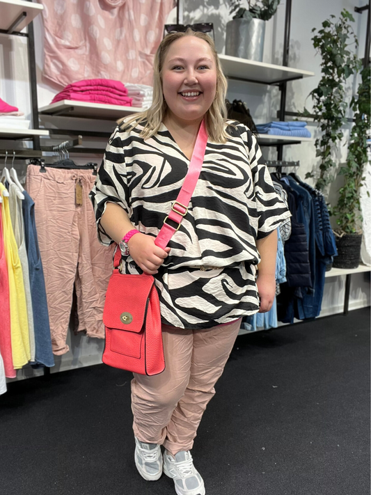 Smart plus size bluse med korte ærmer til den moderigtige plus pige. Den er med korte ærmer og v-hals. Den går fra en str. 42/44 og op til en str. 58.