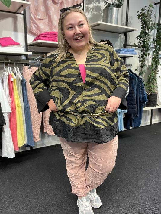 Flot plus size skjorte i zebra print. Skjorten er med 3/4 ærmer og så er den gennemknappet, så den kan bruges både åben og lukket. 