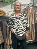 Smart plus size bluse der er gennemknappet, så den kan bruges både åben og lukket. 