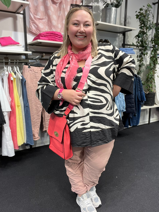 Flot plus size skjorte i zebra print. Skjorten er med 3/4 ærmer og så er den gennemknappet, så den kan bruges både åben og lukket. 