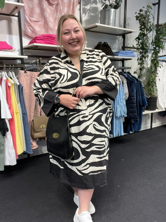 Anderledes plus size kjole med zebra print. Den er fra Wasabi og går fra en str. 42 til og med str. 58. 