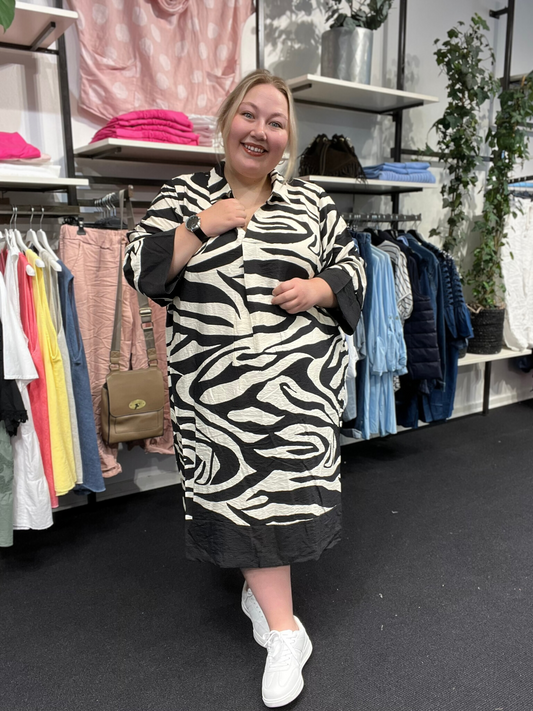 Anderledes plus size kjole med zebra print. Den er fra Wasabi og går fra en str. 42 til og med str. 58. 