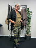Smart plus size buks i zebra print med brede ben, lommer, elastik i livet og et bredt ensfarvet stykke ved buksens afslutning.