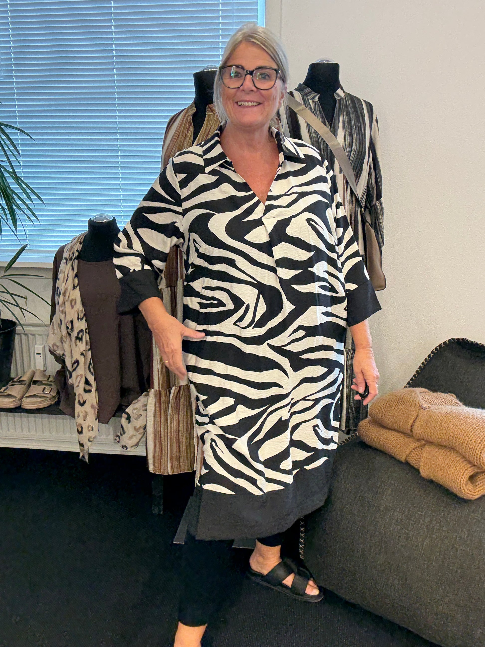 Anderledes plus size kjole med zebra print. Den er fra Wasabi og går fra en str. 42 til og med str. 58. 