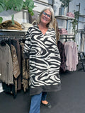 Anderledes plus size kjole med zebra print. Den er fra Wasabi og går fra en str. 42 til og med str. 58. 