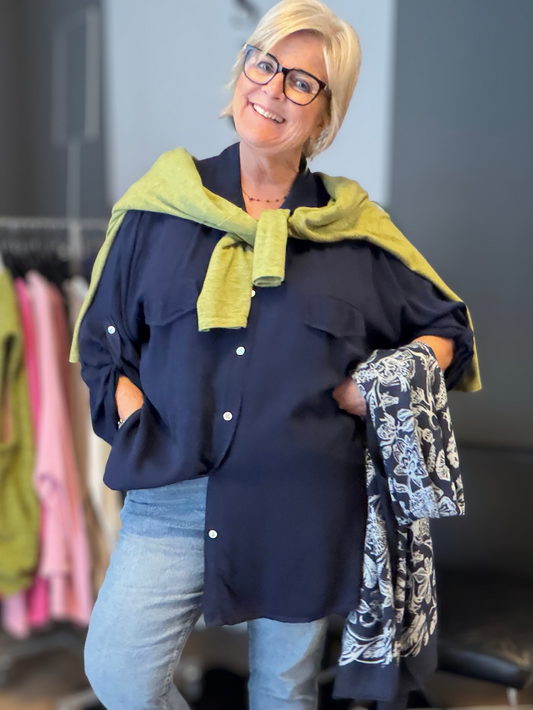 En basis skjorte med en fantastisk pasform til plus size kvinden. Den er gennemknappet og kan bruges både åben og lukket.